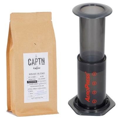 Aeropress und Kaffee im Set