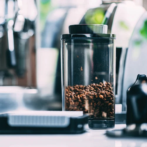 Ankomn Turn-N-Seal Vakuum Bohnenbehälter Semi-Black 1.200 ml, mit Kaffeebohnen