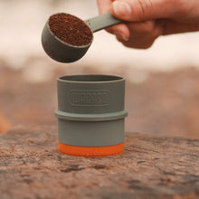 Load image into Gallery viewer, Wacaco Pipamoka To-Go tragbarer Kaffeebereiter Anwendung, Löffel mit Kaffeepulver
