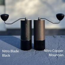 Load image into Gallery viewer, Comandante Kaffeemühle C40 MK4 Nitro Blade | Copper Mountain und Black im Vergleich