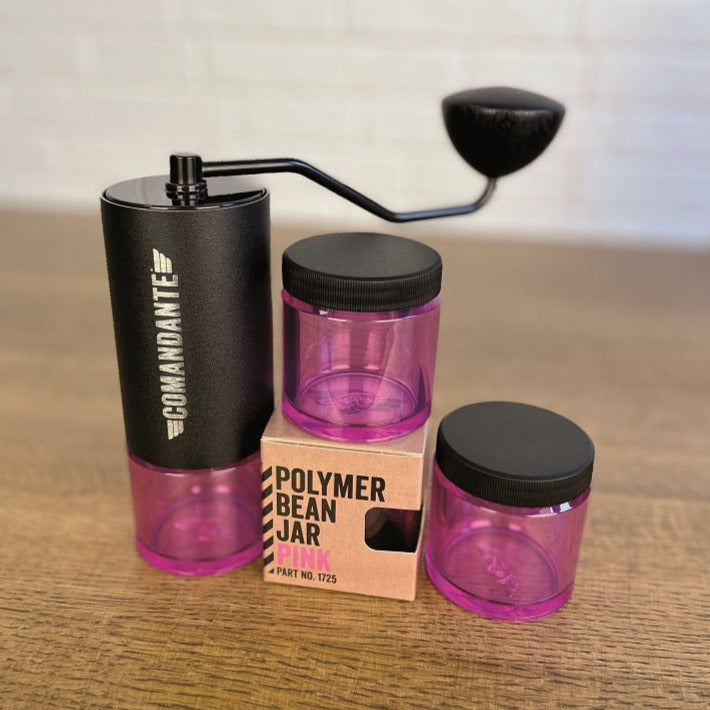 Comandante Polymer Bean Jar Bohnenbehälter Pink mit Deckel zusammen mit Comandante Handmühle mit pinkem Behälter