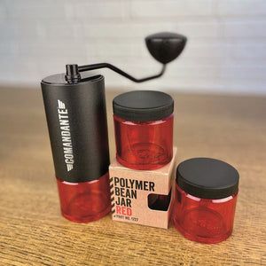 Comandante Polymer Bean Jar Bohnenbehälter Rot mit Deckel zusammen mit Comandante Handmühle mit rotem Behälter