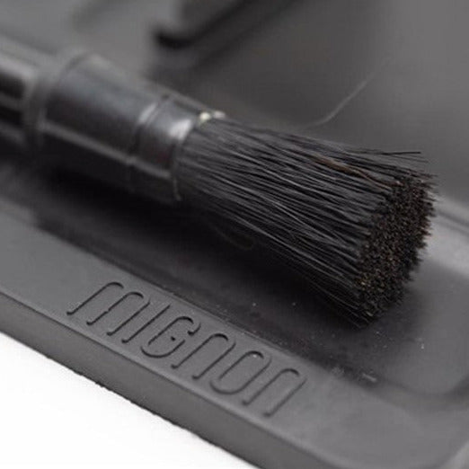 Reinigungspinsel auf Eureka Mignon Silikonmatte