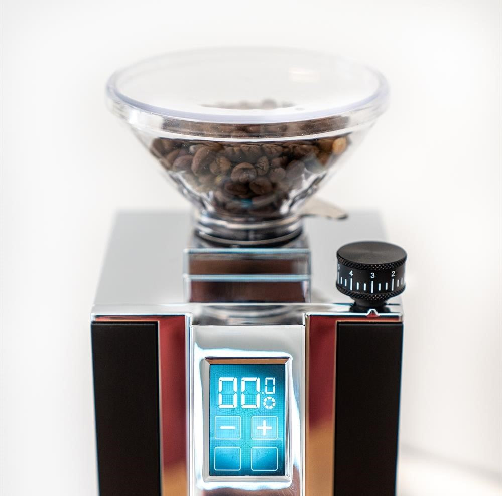 Eureka Mignon Mühle mit aufgesetztem Eureka Mignon Single Dose Hopper mit Kaffeebohnen