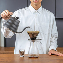 Load image into Gallery viewer, Kaffee brühen mit dem Hario V60 Handfilter Mugen Größe 02, schwarz