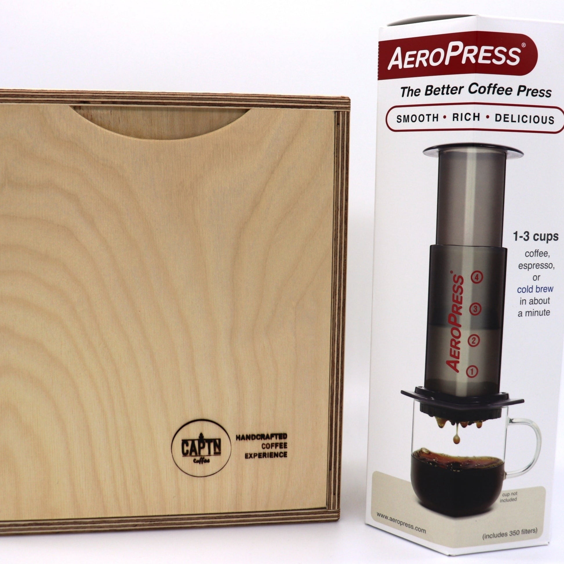 Box für AeroPress mit AeroPress Karton daneben