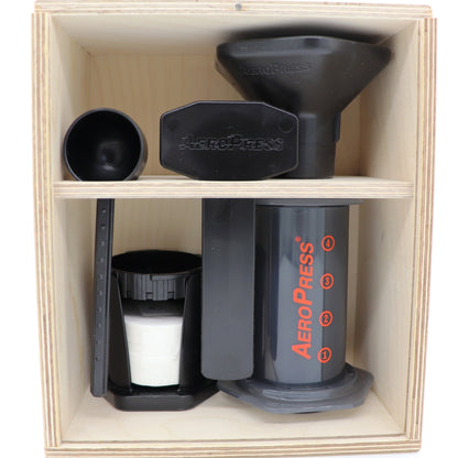 Offene Box mit AeroPress im Inneren