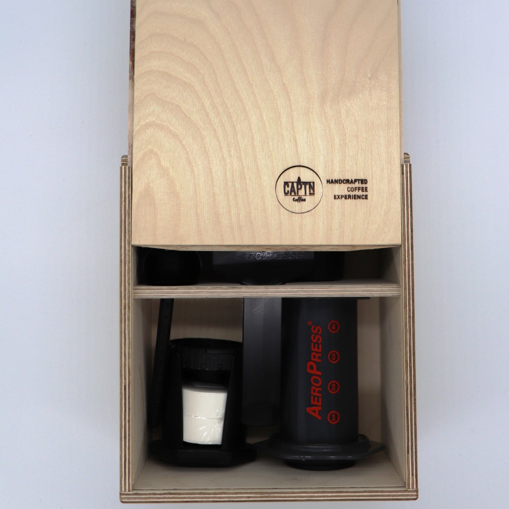 Box mit AeroPress und hochgezogenem Einschubboden