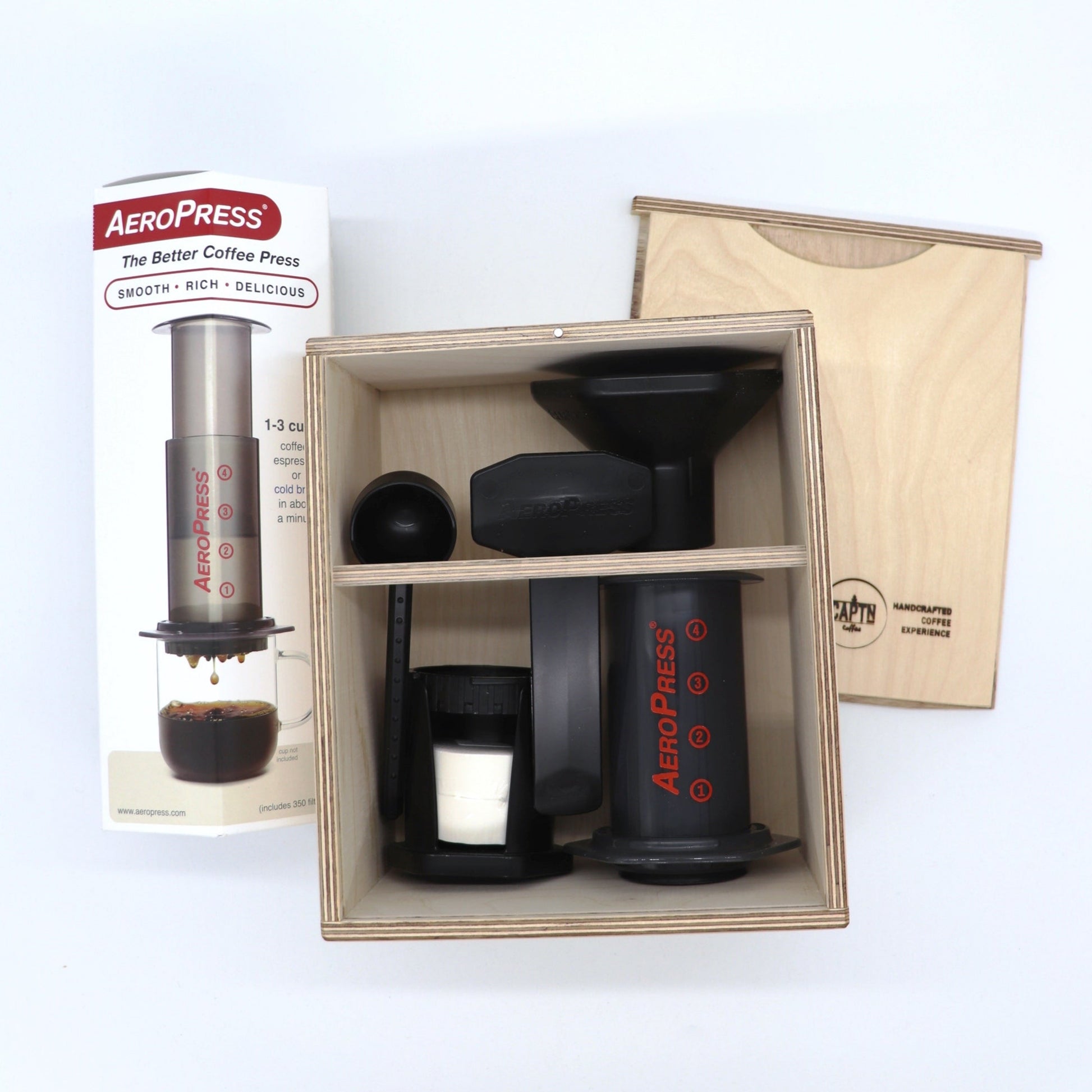 Offene Box mit AeroPress, AeroPress Karton und Holzdeckel