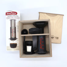 Offene Box mit AeroPress, AeroPress Karton und Holzdeckel