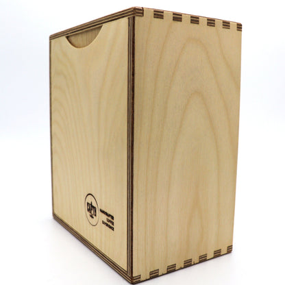 schräge Seitenansicht der AeroPress Holzkiste
