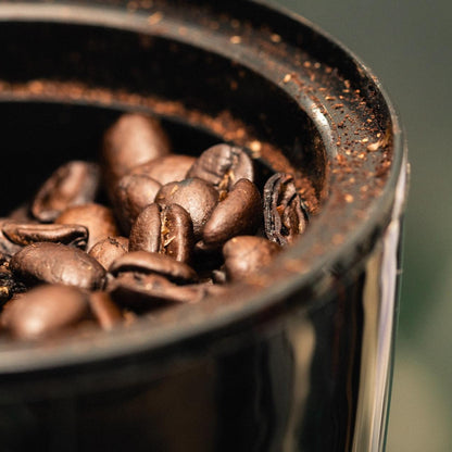 Kaffeebohnen in Kaffeemühle