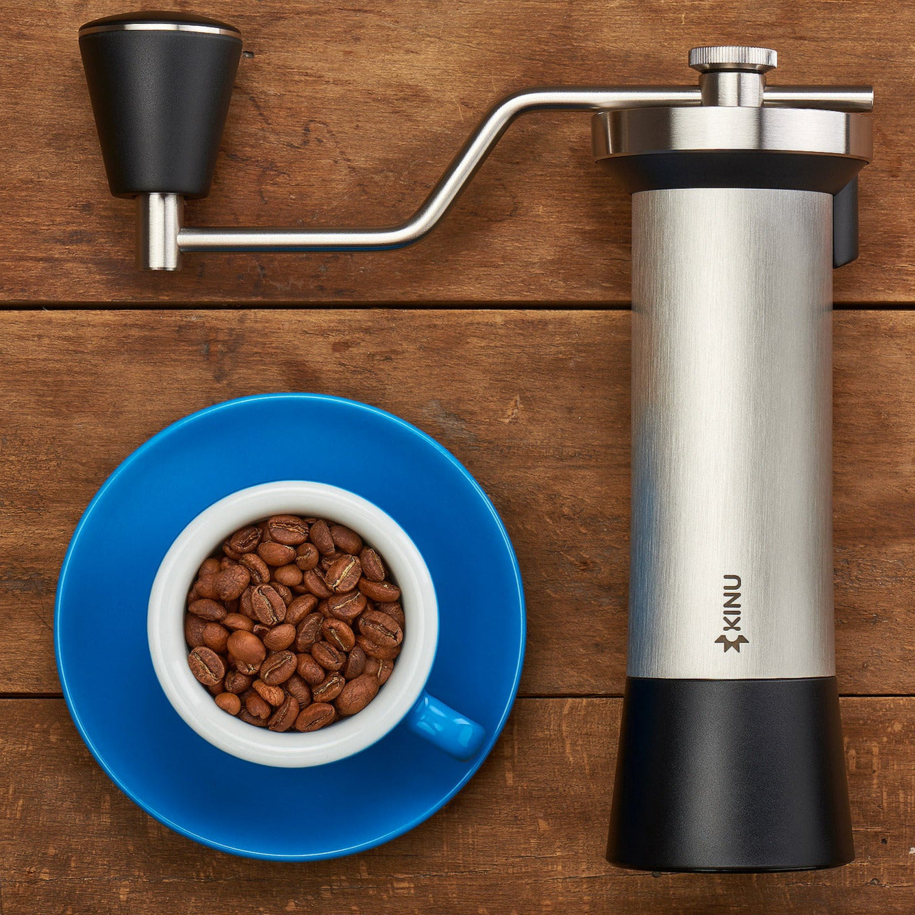 Kinu M47 Classic Kaffeemühle mit Kaffeebohnen
