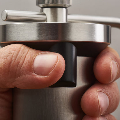 Kinu M47 Classic Kaffeemühle mit Daumenstopper