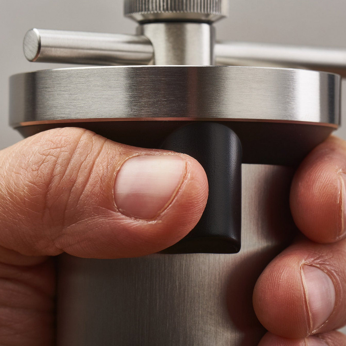 Kinu M47 Classic Kaffeemühle mit Daumenstopper