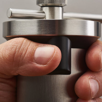 Kinu M47 Classic Kaffeemühle mit Daumenstopper