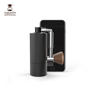Timemore Chestnut Nano Kaffeemühle mit Handy als Größenvergleich