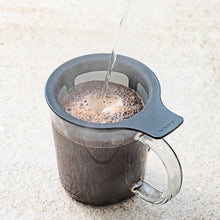 Laden Sie das Bild in den Galerie-Viewer, Hario Kaffeebereiter One Cup Coffee Maker mit Kaffee