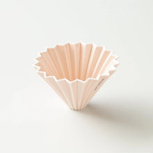 Laden Sie das Bild in den Galerie-Viewer, Origami Handfilter Dripper M Matt Pink