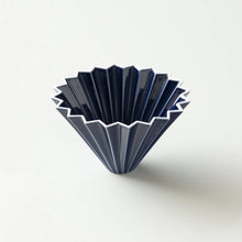 Laden Sie das Bild in den Galerie-Viewer, Origami Handfilter Dripper M Navy