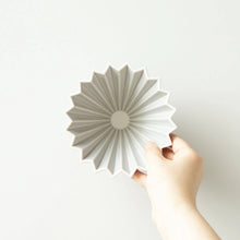 Laden Sie das Bild in den Galerie-Viewer, Origami Handfilter Dripper S - Made in Japan - EM 2024 DEAL