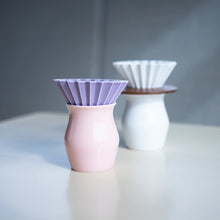 Laden Sie das Bild in den Galerie-Viewer, Origami Sensory Flavor Cup White und Pink, mit Origami Drippern