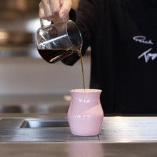 Load image into Gallery viewer, Kaffee einschenken in den Origami Sensory Flavor Cup Pink