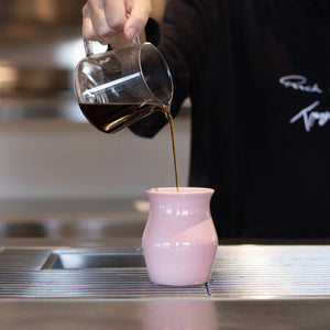 Kaffee einschenken in den Origami Sensory Flavor Cup Pink