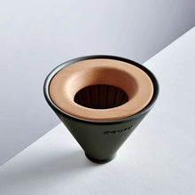 Laden Sie das Bild in den Galerie-Viewer, Pourx oura Coffee Dripper Handfilter Space Black mit Halter aus Holz
