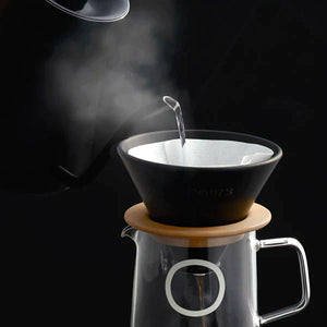 Kaffee brühen mit dem Pourx oura Coffee Dripper Handfilter Space Black