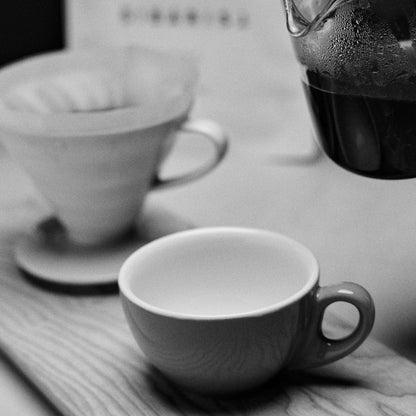 Sibarist FAST Papierfilter im Hintergrund einer Tasse