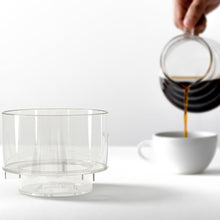 Load image into Gallery viewer, Simplify Handfilter mit Kaffeekanne und Kaffeetasse im Hintergrund
