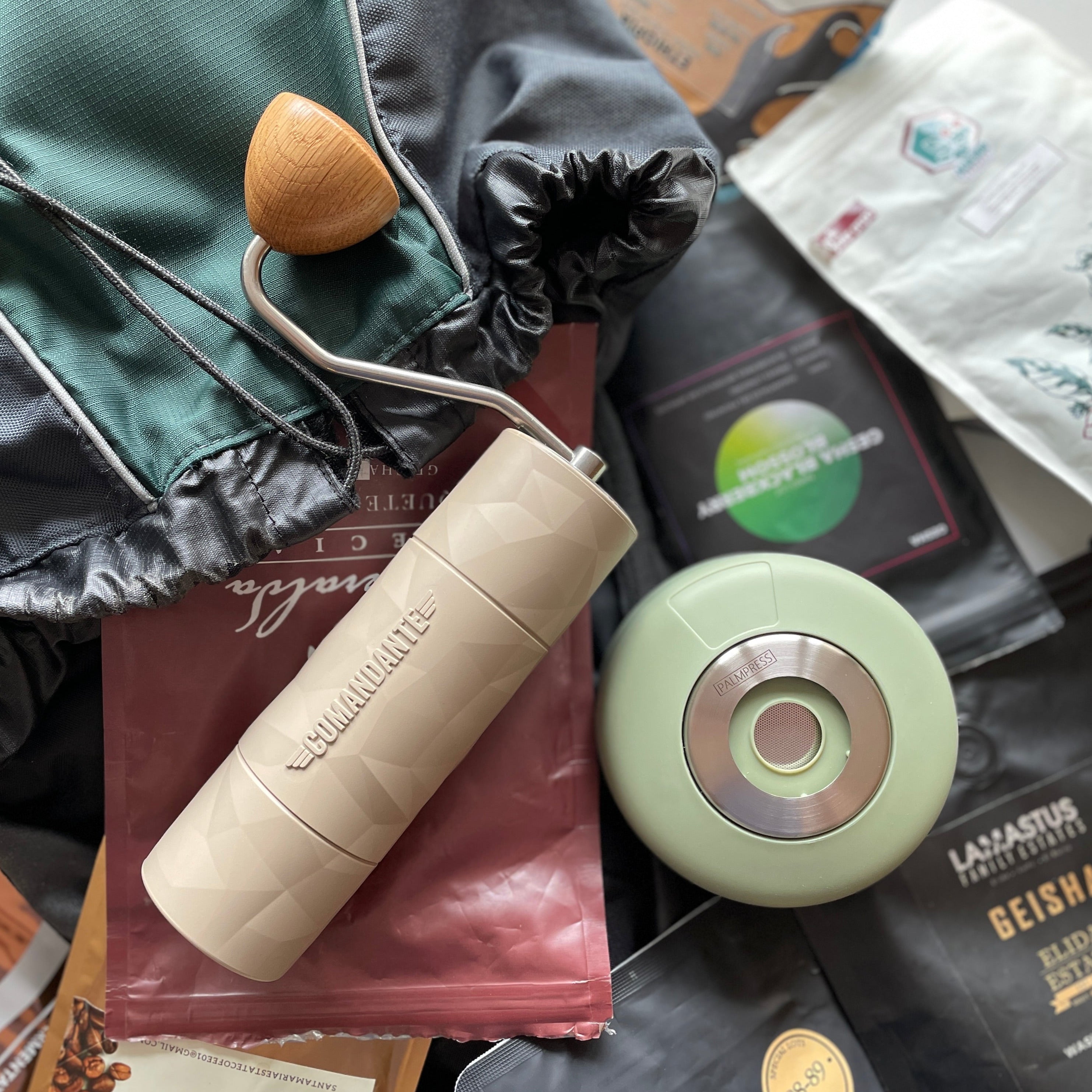 Comandante X25 Kaffeemühle und Palmpress Kaffeebereiter mit Kaffeebohnen und Rucksack