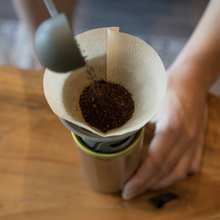 Laden Sie das Bild in den Galerie-Viewer, Wacaco Cuppamoka Pour Over Coffee Maker Zubereitung