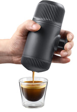 Load image into Gallery viewer, Wacaco Nanopresso tragbare Espressomaschine Zubereitung