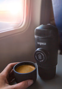Wacaco Nanopresso tragbare Espressomaschine im Flugzeug