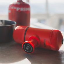 Load image into Gallery viewer, Wacaco Nanopresso tragbare Espressomaschine mit Schutzhülle in Lava Red