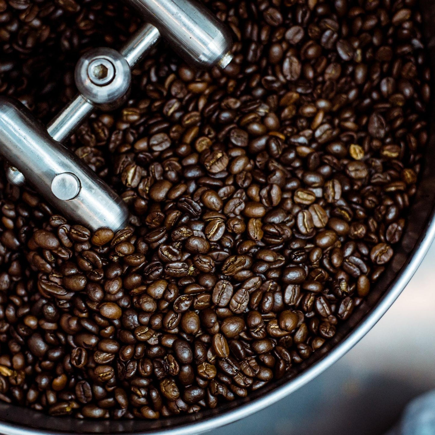 Geröstete Kaffeebohnen im Trommelröster