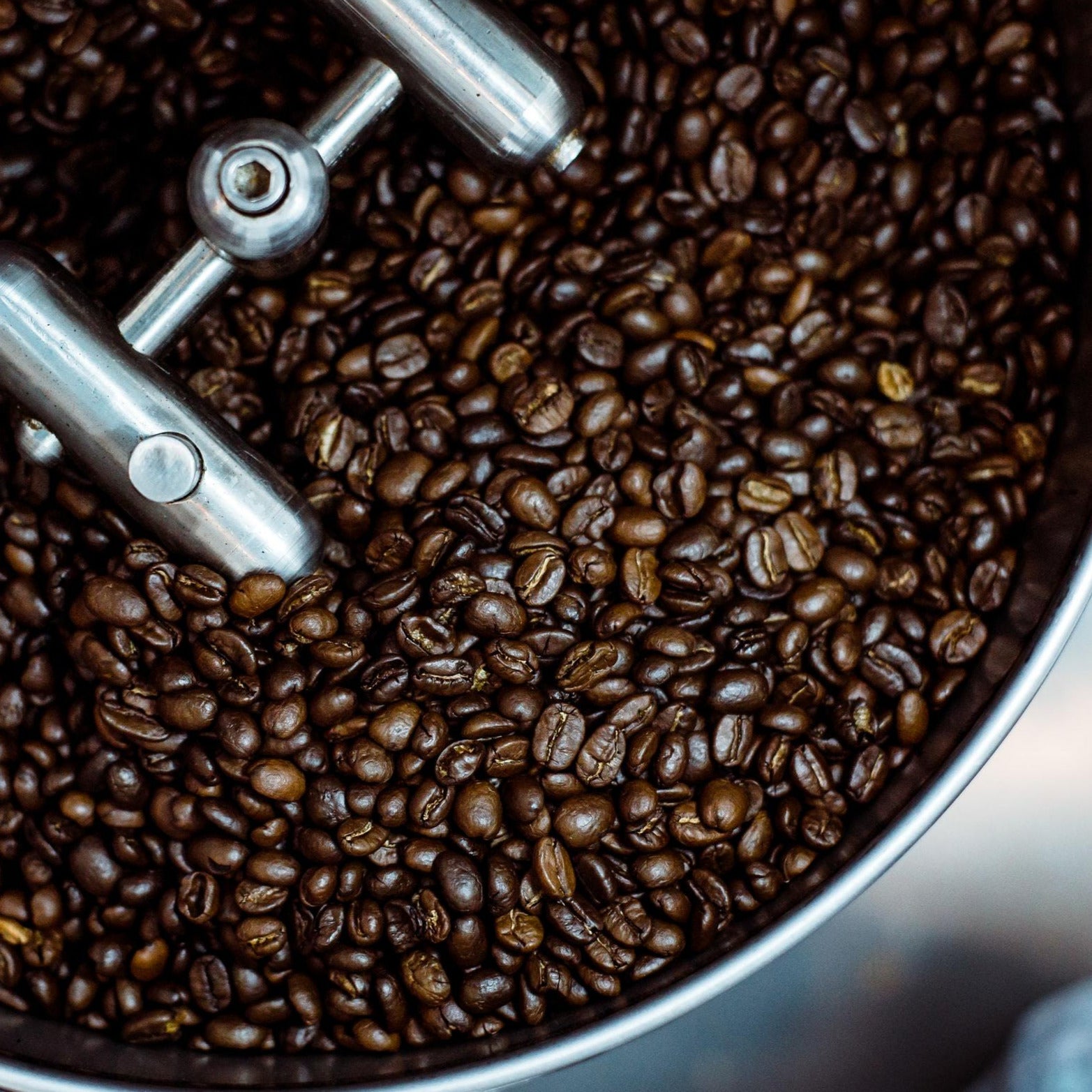 Geröstete Kaffeebohnen im Trommelröster