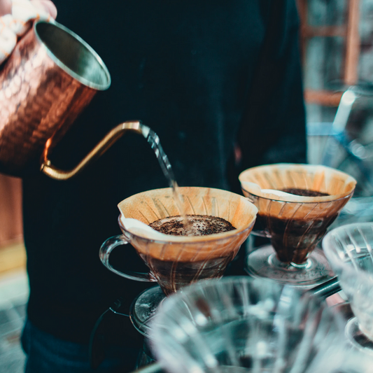 Kaffeezubereitung mit Dripper und Kessel