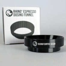 Laden Sie das Bild in den Galerie-Viewer, Rhinowares Espresso Dosing Funnel 58 mm schwarz mit Verpackung