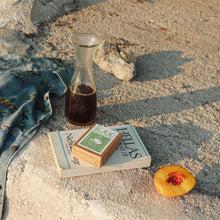 Load image into Gallery viewer, Blaek Instantkaffee am Strand mit Sand und Buch